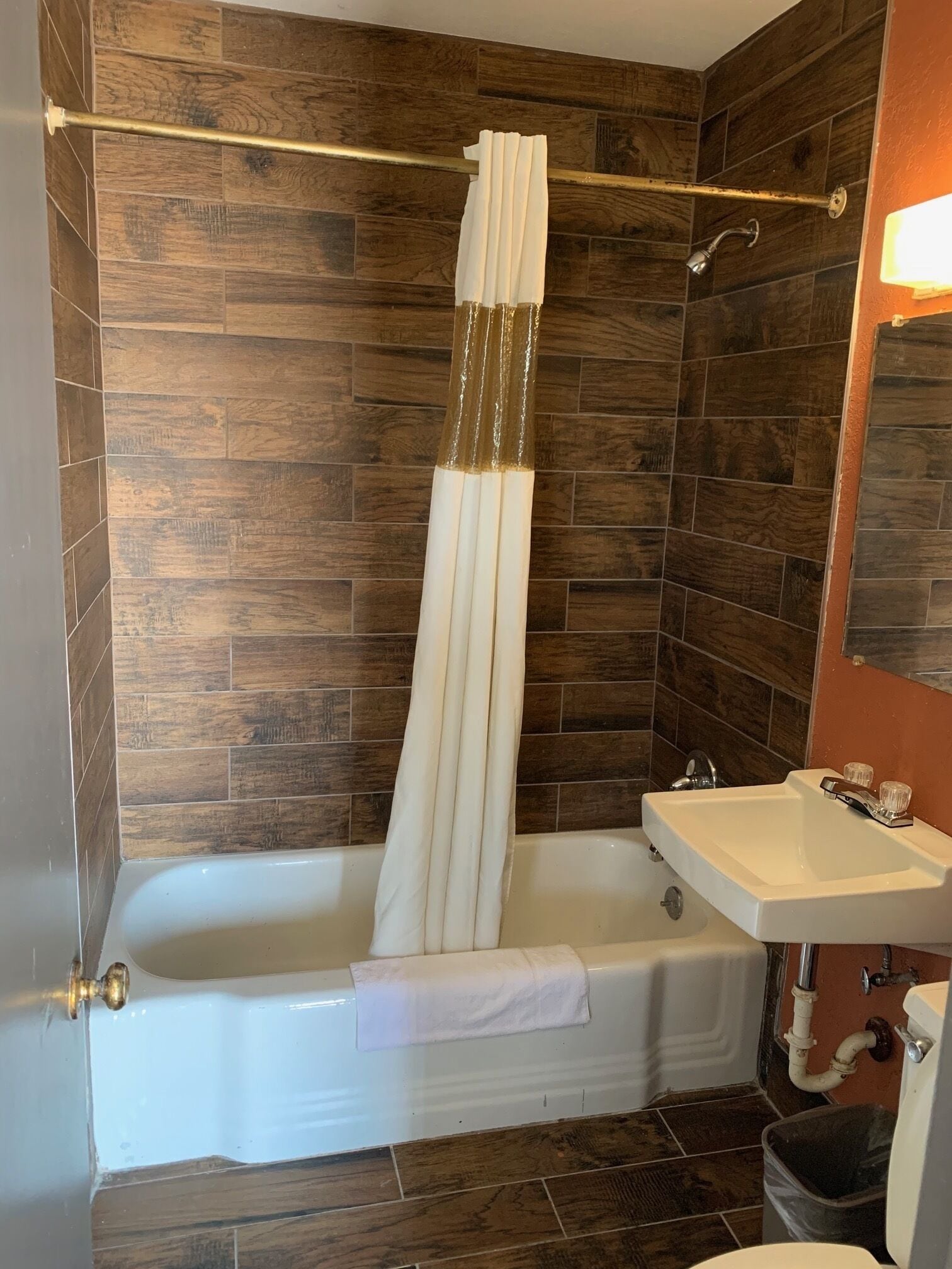Un baño con bañera, lavabo y ducha.