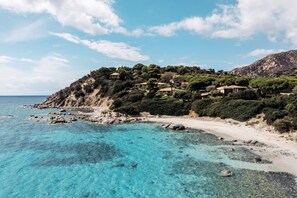 私人海灘、白沙、躺椅、太陽傘