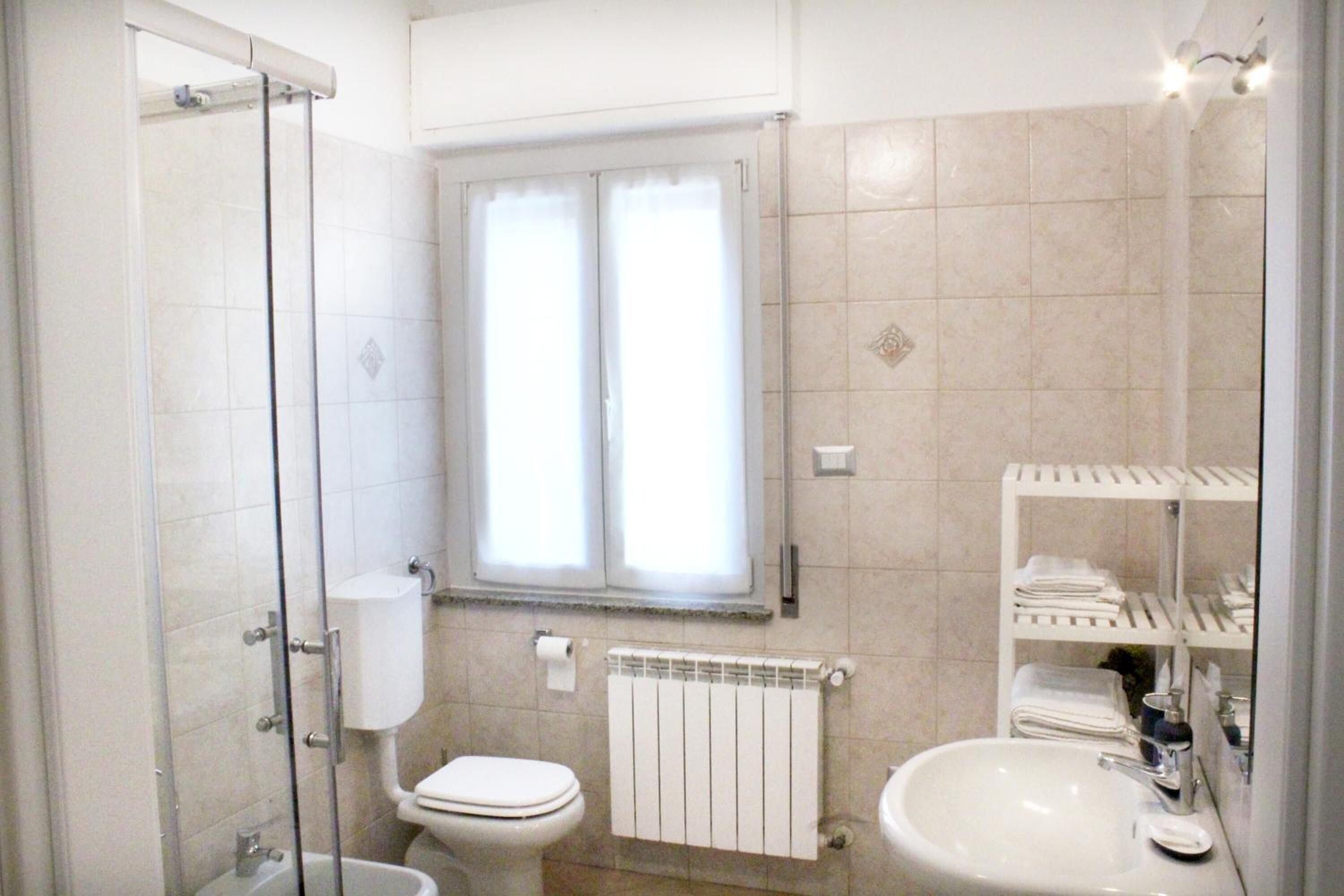 Ein Badezimmer mit Toilette, Waschbecken und Dusche.