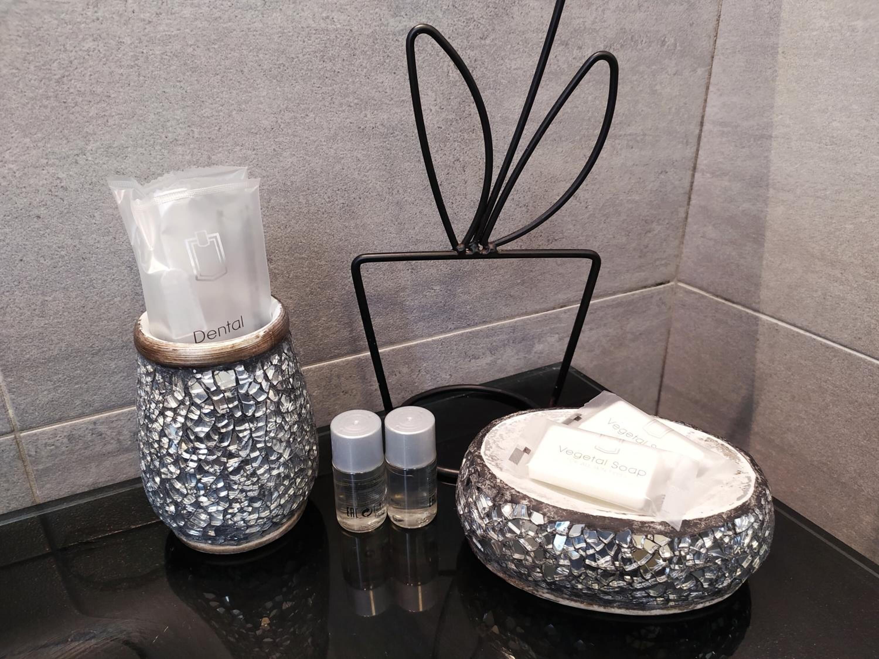 Un mobile bagno con specchio, un dispenser di sapone e un portasapone.