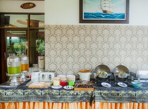 Free daily buffet breakfast