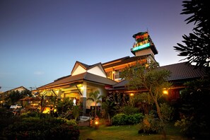 Vista frontal de la propiedad