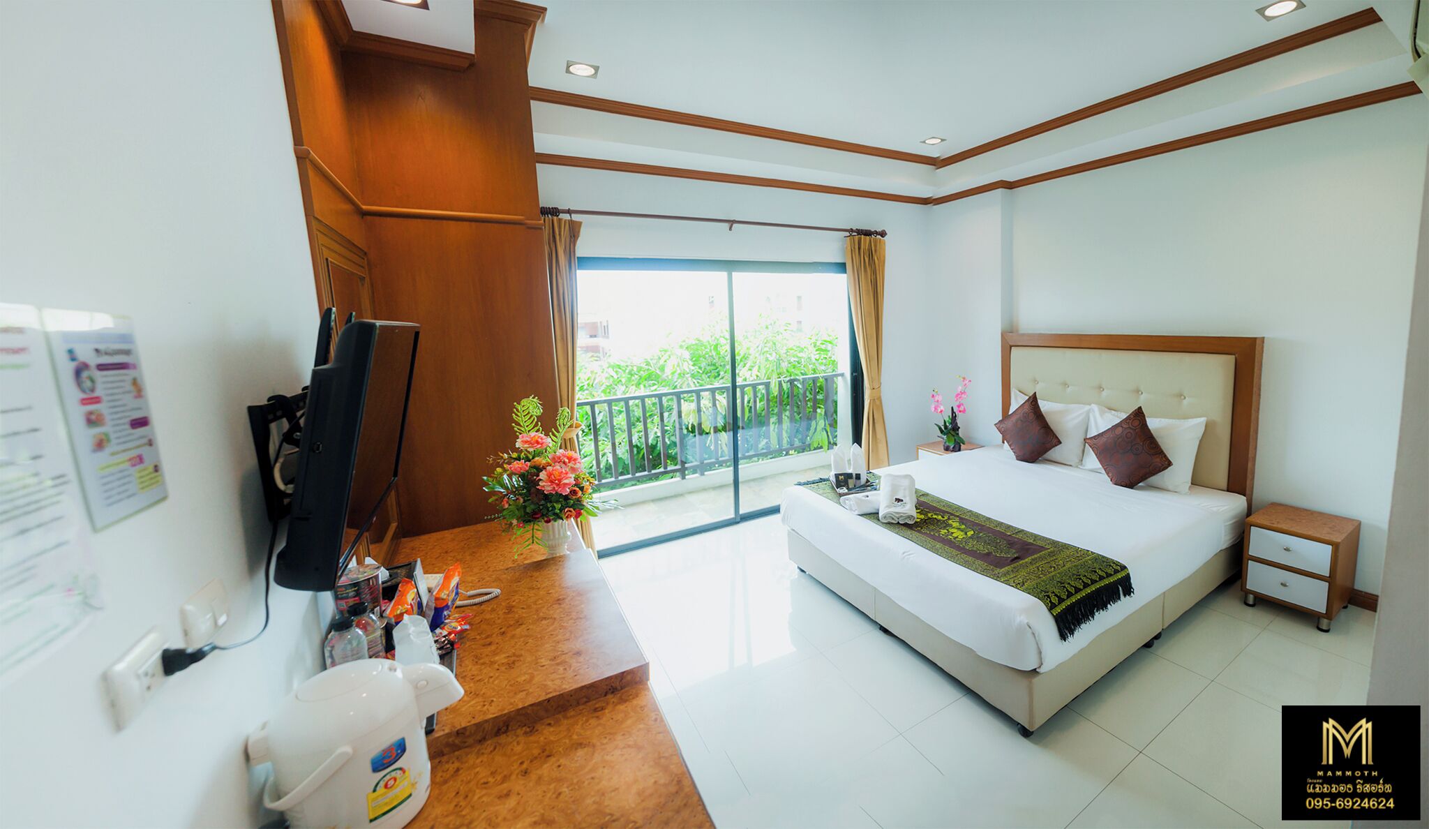 Deluxe King Bed | Minibar, desk, rollaway beds, free WiFi