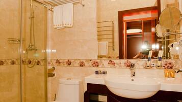 Deluxe Twin Room | Bathroom | Shower, hydromassage showerhead, free toiletries, hair dryer