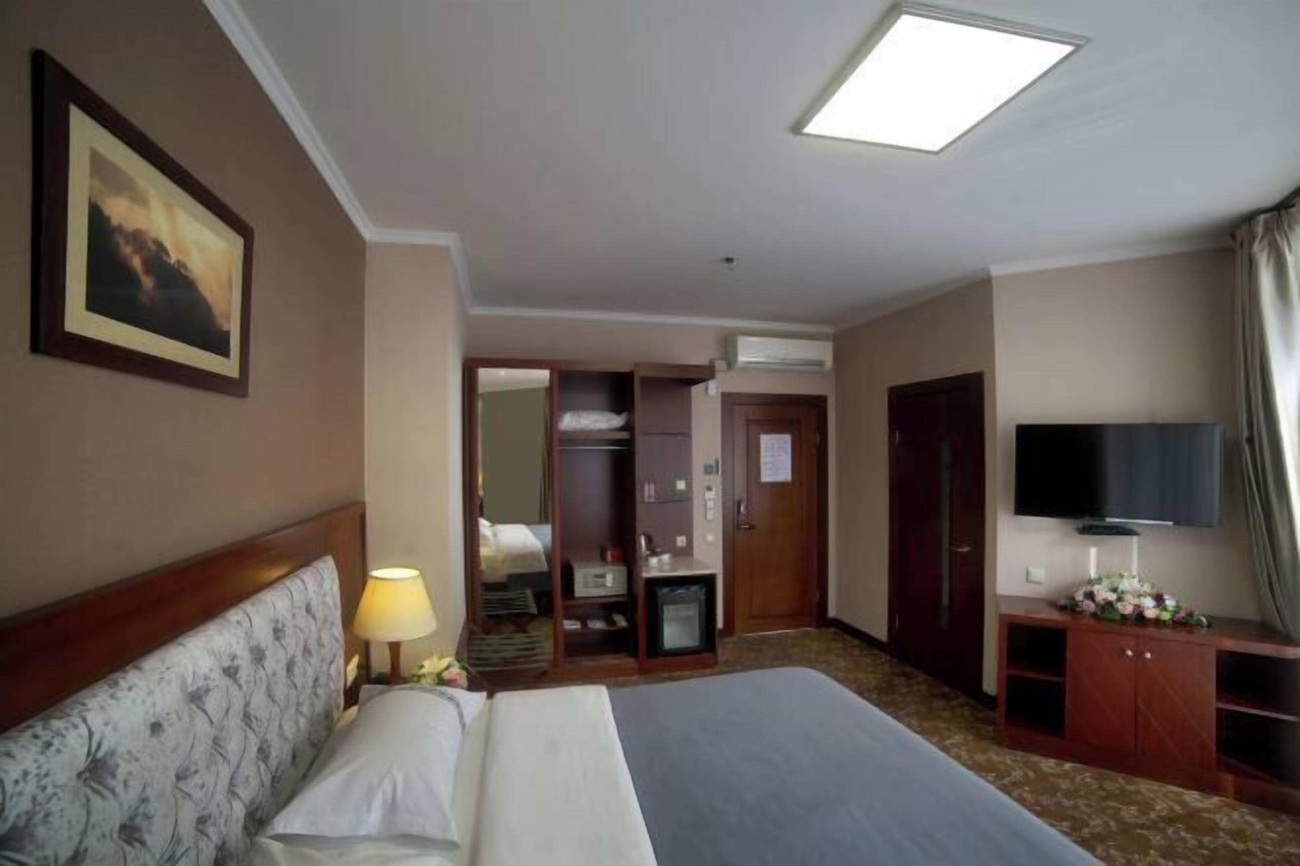 Minibar, in-room safe, desk, laptop workspace