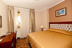 Minibar, in-room safe, desk, laptop workspace - Hotel Grand Voyage (Almaty)