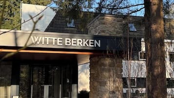 Vista frontal de la propiedad por la tarde o noche