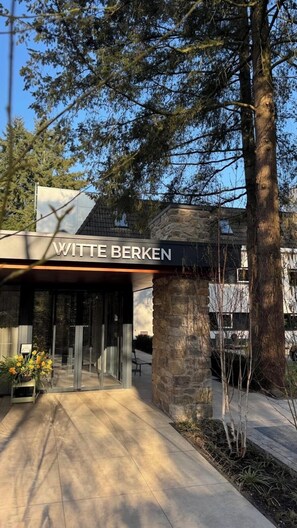 Majoituspaikan julkisivu illalla/yöllä