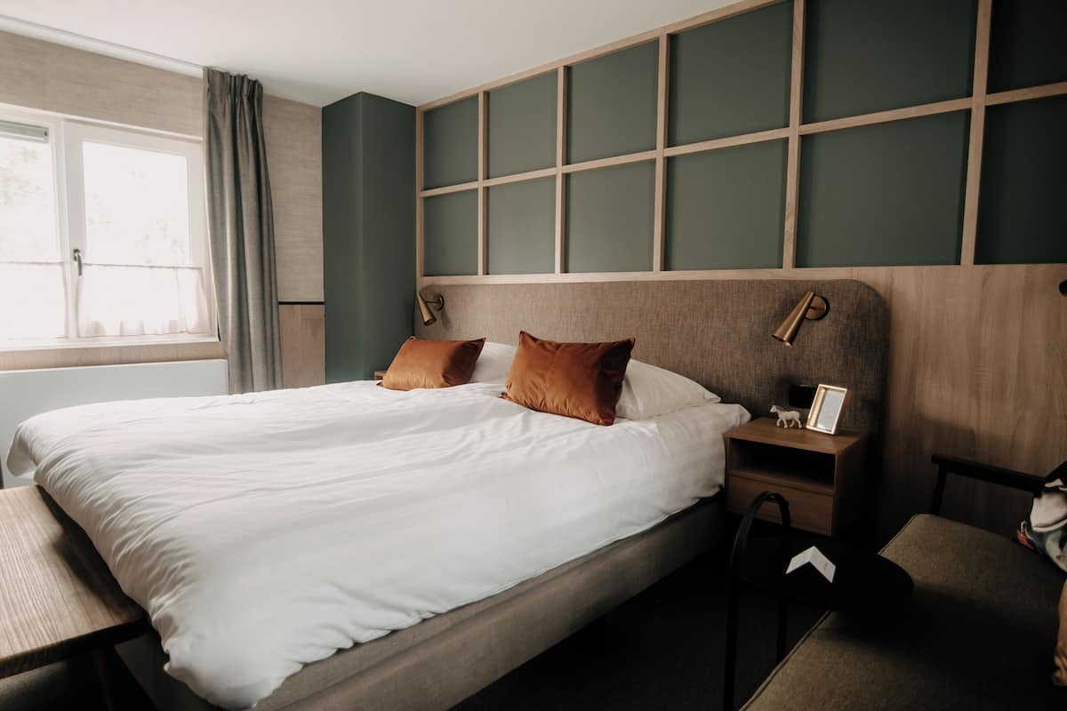 Comfort Double Room, 1 King Bed, Bathtub | In-room safe, desk, soundproofing, iron/ironing board