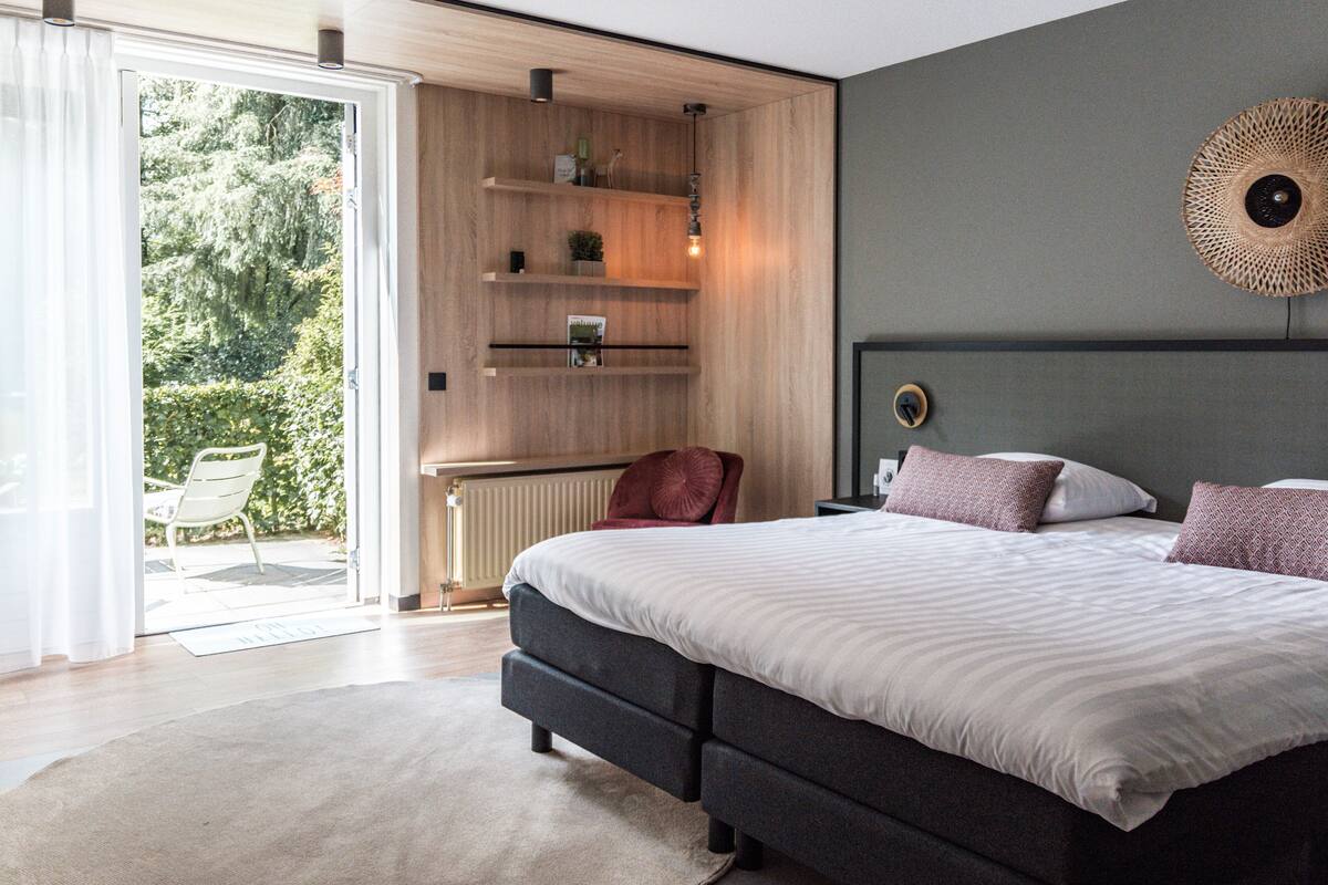 Dobbeltrom – deluxe, terrasse | Safe på rommet, skrivebord, lydisolert og strykejern/-brett