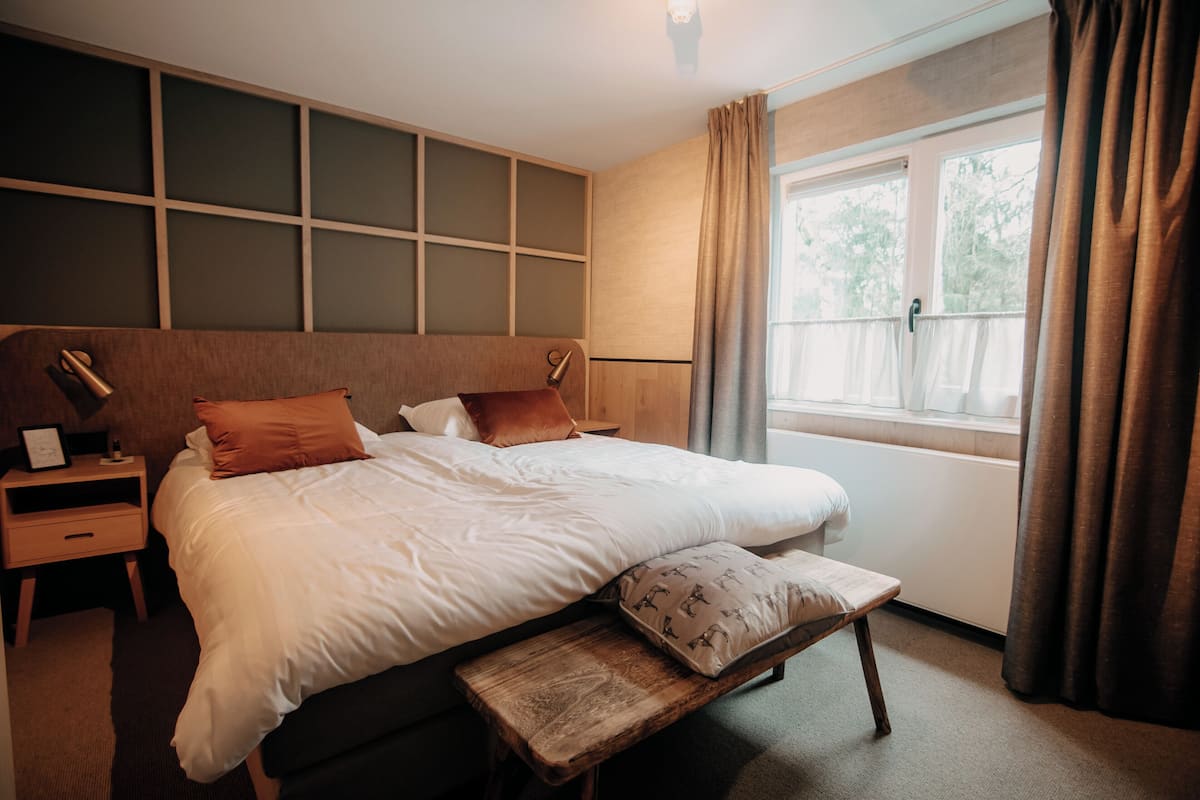 Economy Double Room, 1 Queen Bed | In-room safe, desk, soundproofing, iron/ironing board