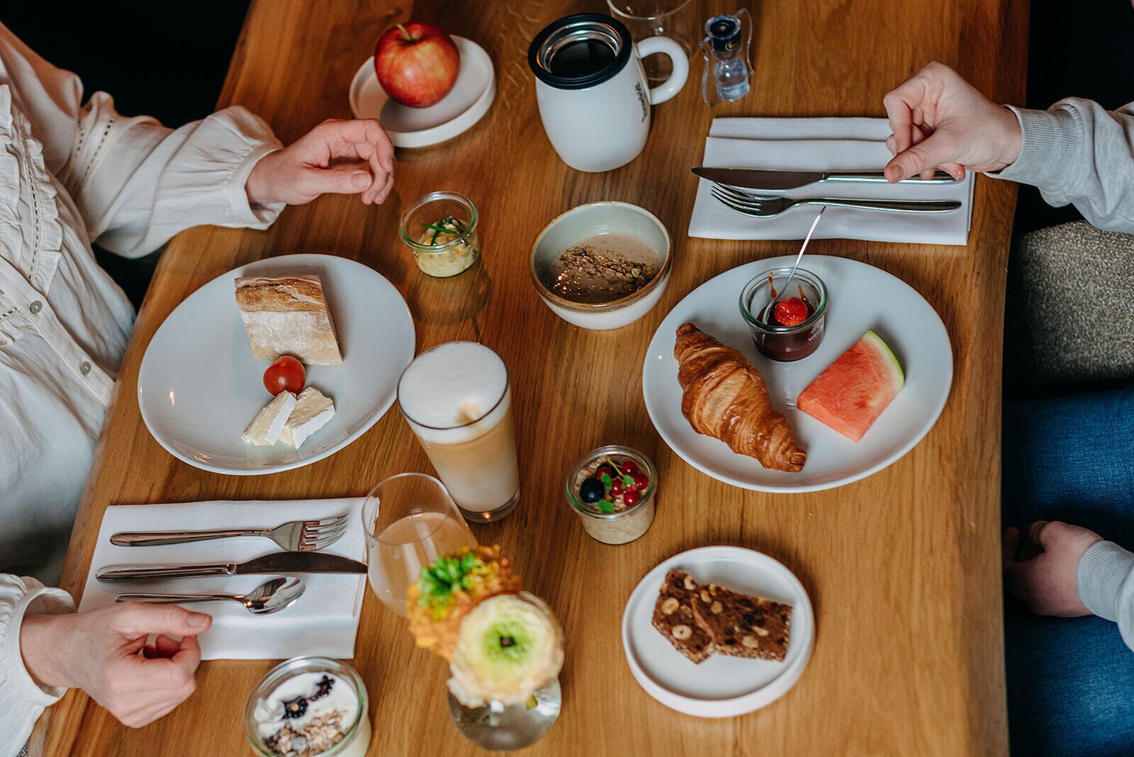 Una mesa de comedor con diversos alimentos y utensilios.