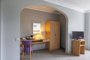 Habitació doble | Escriptori, planxa i posts de planxar i roba de llit