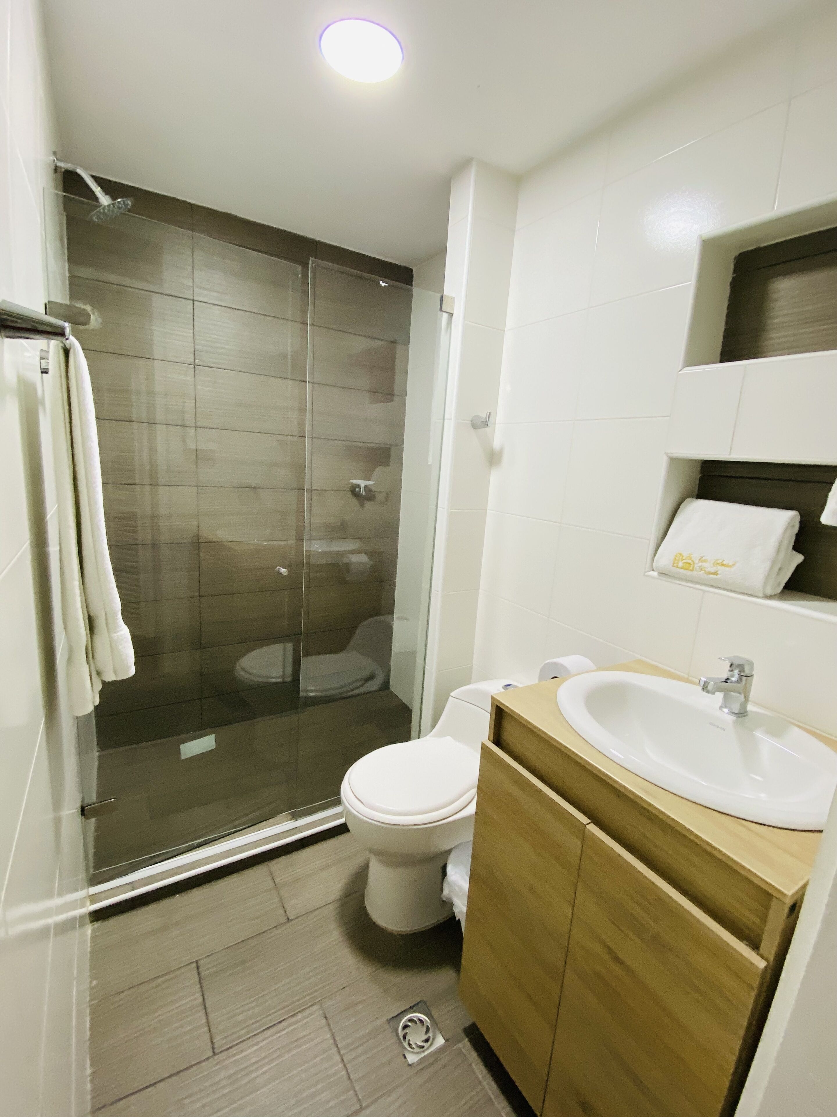 double room | bathroom | shower, free toiletries, bathrobes, towels