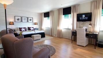 Family Quadruple Room | Soundproofing, free cots/infant beds, free WiFi, bed sheets