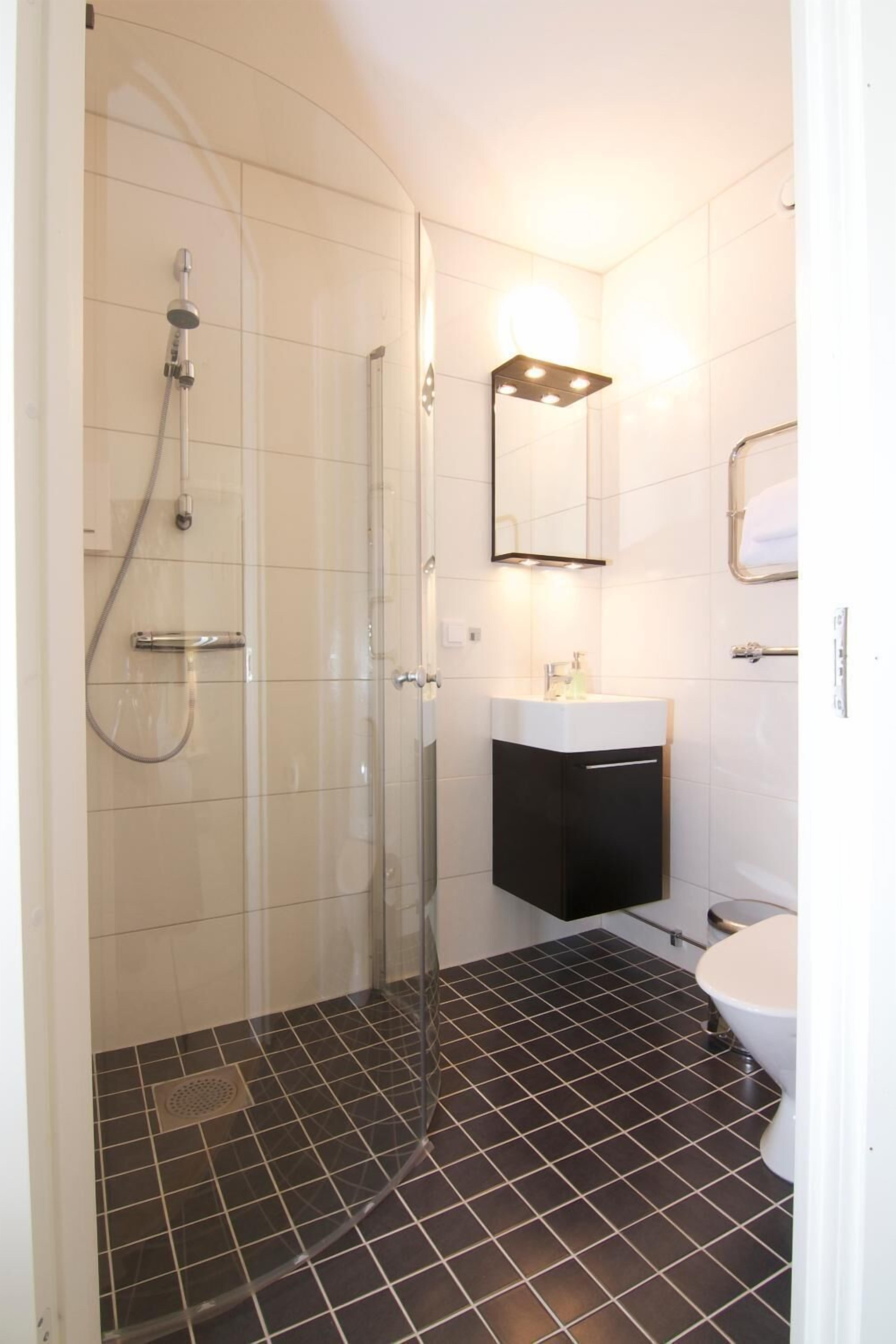 standard twin room | bathroom | shower, free toiletries, hair dryer, towels