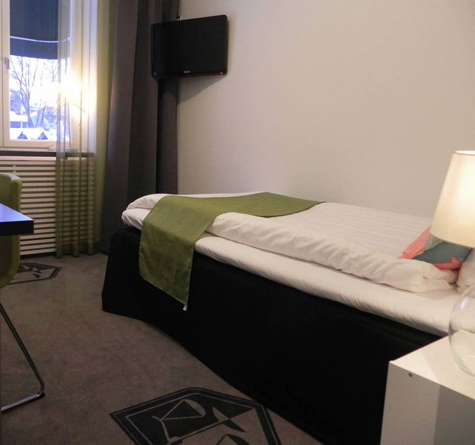 single room | soundproofing, free cots/infant beds, free wifi, bed sheets