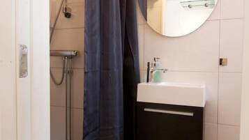Single Room | Bathroom | Shower, free toiletries, hair dryer, towels