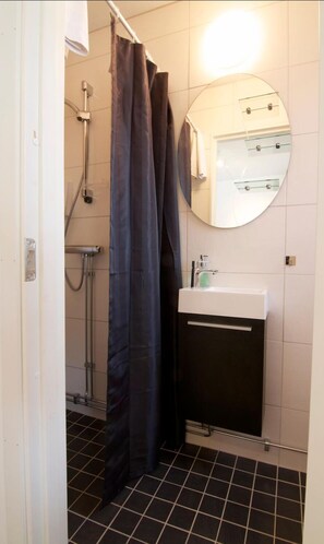 Single Room | Bathroom | Shower, free toiletries, hair dryer, towels