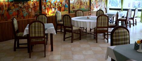 Café da manhã, almoço e jantar; culinária internacional