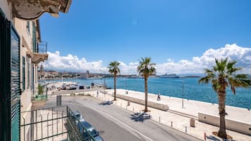 Prestige Room - Balcony and Seaview | City view