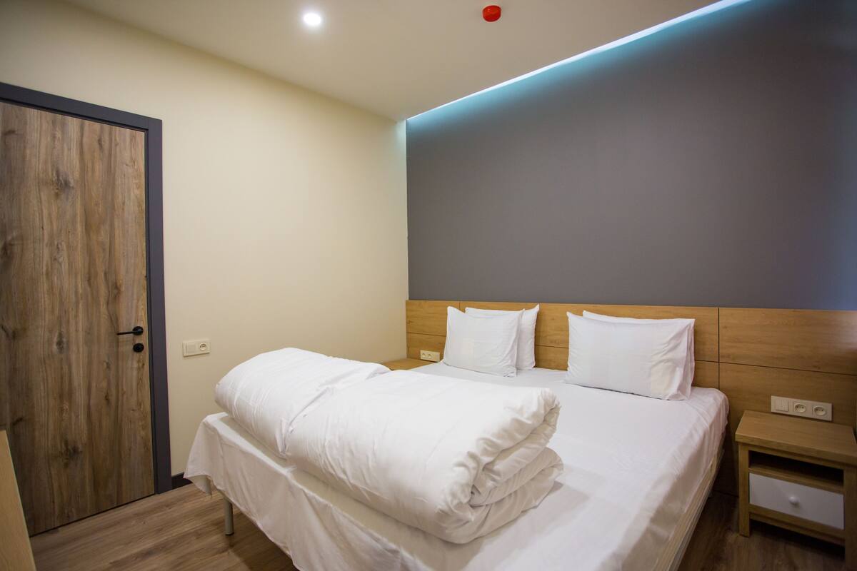 Suite – deluxe | Lydisolert, strykejern/-brett, wi-fi (inkludert) og sengetøy