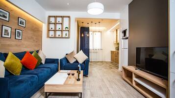 Departamento Deluxe, 2 habitaciones | Sala de estar | Televisión de pantalla plana