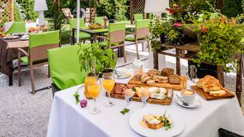 Breakfast and dinner served, international cuisine