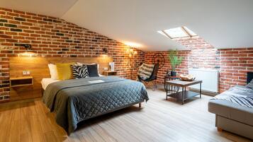 Junior Double or Twin Room | Desk, iron/ironing board, free WiFi, bed sheets