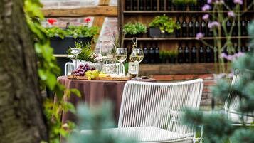 Breakfast and dinner served, international cuisine