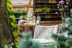 S'hi serveixen esmorzars, sopars i plats de cuina internacional