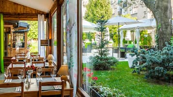Se sirven desayunos y cenas, cocina internacional