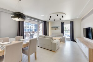 Grand-lejlighed - 2 soveværelser - balkon ((with parking) - 13 Grande) | Stue | Fladskærms-tv