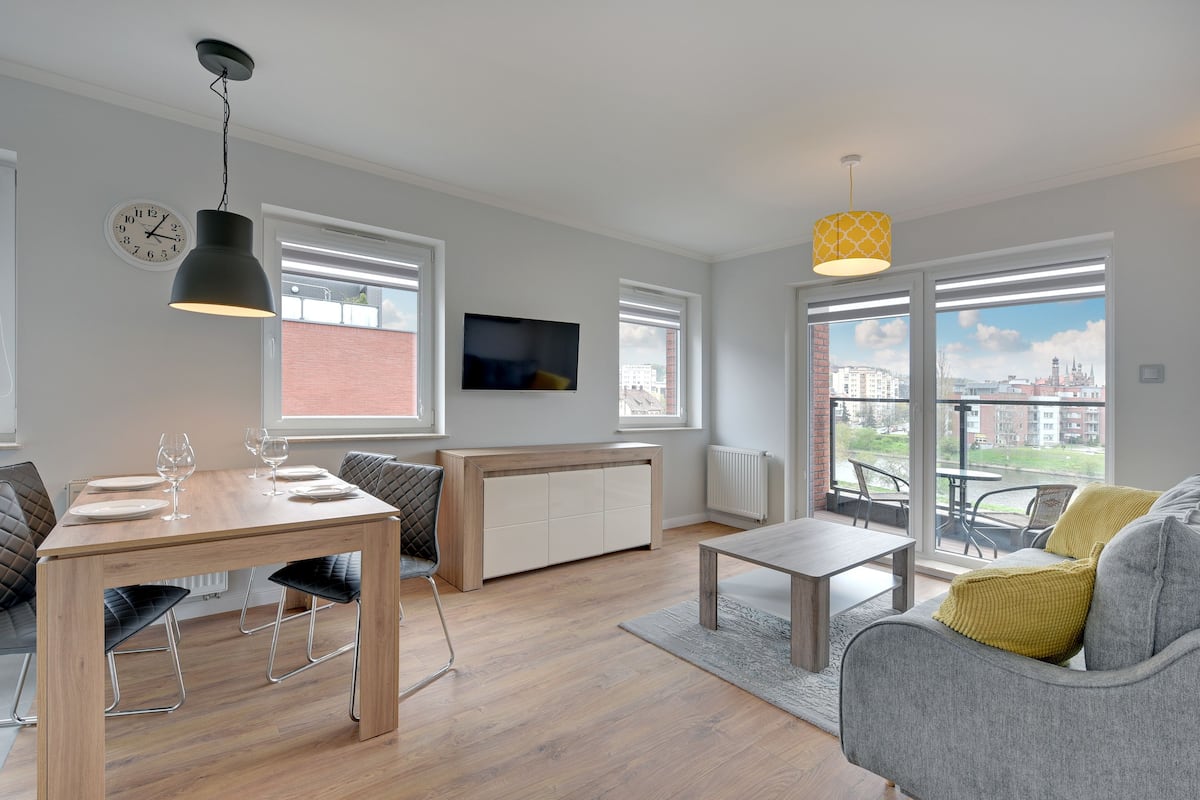Executive Apartment, 2 Bedrooms, Balcony ((with parking) - 40) | Living room | Flat-screen TV