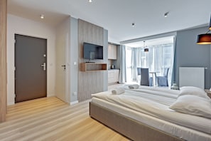 Studio ((with parking) - 30B) | Setrika/meja setrika dan tempat tidur bayi (biaya tambahan)