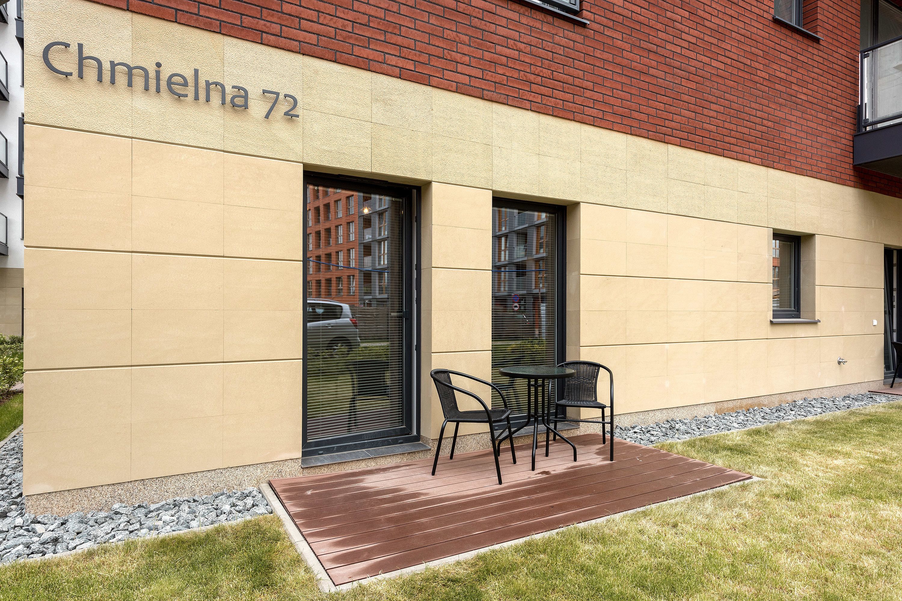 Un immeuble portant l’inscription « Chmielna 72 ».