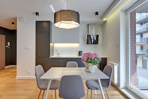 Apartemen Standar, balkon ((with parking) - 72/12) | Dapur kecil pribadi | Lemari es, kompor, mesin pencuci piring, dan ketel listrik