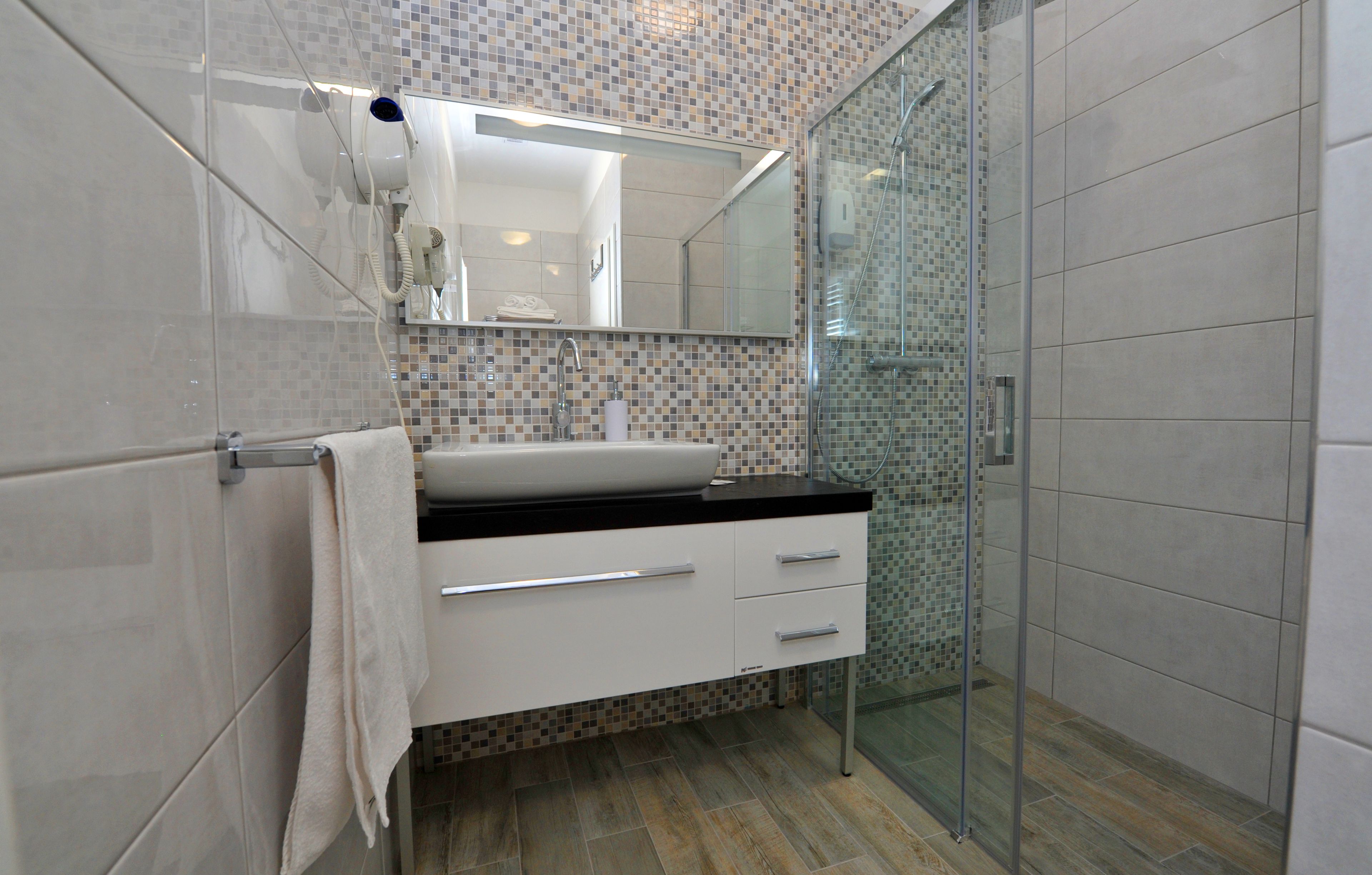 Douche, articles de toilette gratuits, sèche-cheveux