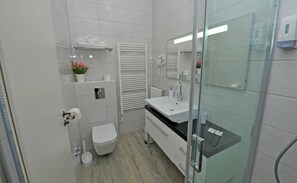 Dusj, toalettartikler (inkludert), hårføner og håndklær