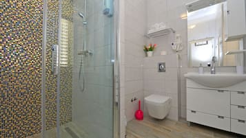 Suite Deluxe, balcón, vista a la ciudad | Baño | Regadera, amenidades de baño gratuitas, secadora de cabello, toallas