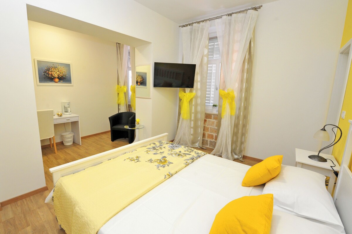 In-room safe, desk, soundproofing, iron/ironing board