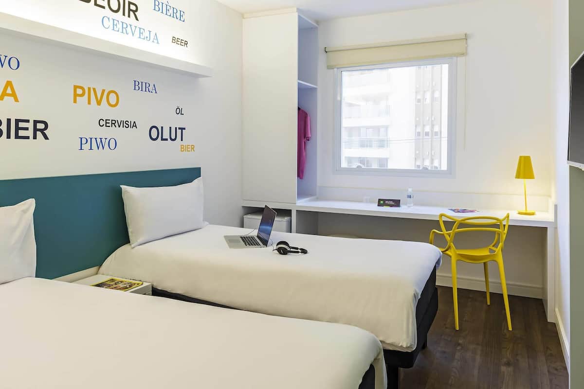 Standard-Zweibettzimmer, 2 Einzelbetten | Minibar, individuell dekoriert, Schreibtisch, kostenloses WLAN
