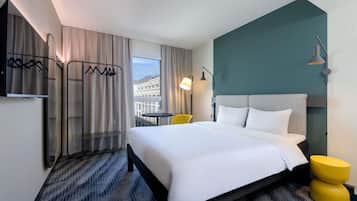 Room, 1 Double Bed | In-room safe, desk, blackout drapes, soundproofing