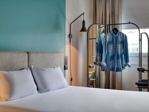 Phòng, 1 giường đôi | Két bảo mật tại phòng, bàn, màn/rèm cản sáng, phòng cách âm 