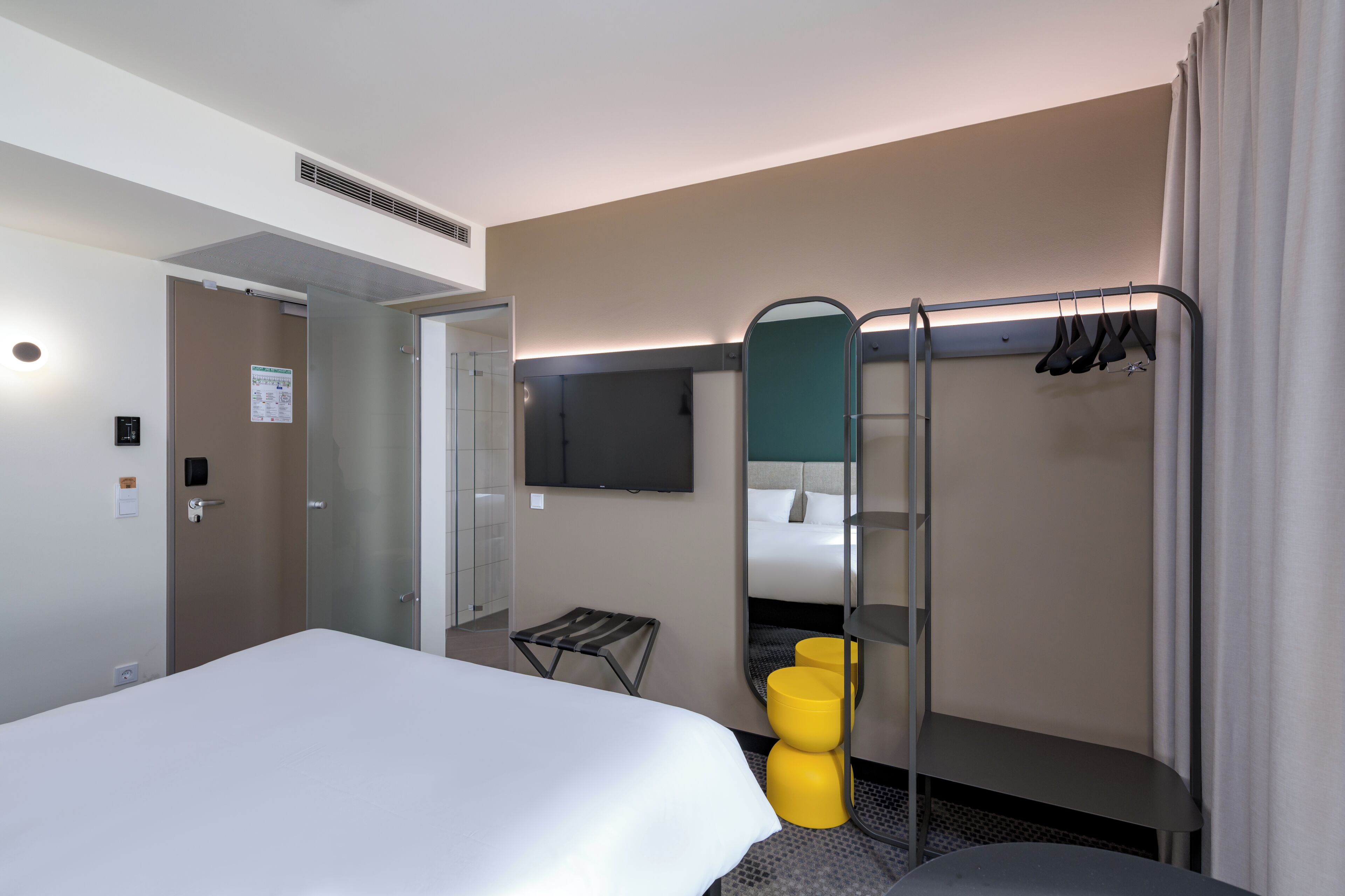 Room, 1 Double Bed | In-room safe, desk, blackout drapes, soundproofing