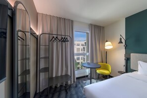 Chambre, 1 lit double | Coffre-fort, bureau, rideaux d’obscurcissement, système d’insonorisation