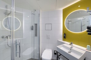 Douche, articles de toilette écologiques, séchoir à cheveux