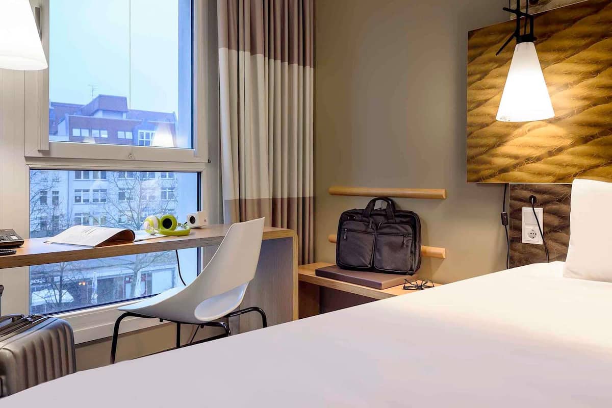 Chambre, 2 lits jumeaux | Coffre-fort, bureau, rideaux dâobscurcissement, systĂšme dâinsonorisation