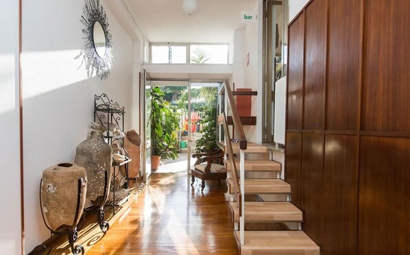 المنشأة من الداخل