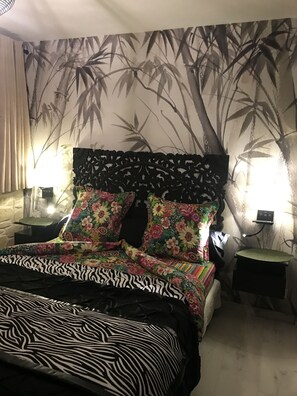 Premium Double Room, Private Bathroom, Garden View (Chambre Safari) | Luxe beddengoed, individueel gedecoreerd, individueel gemeubileerd